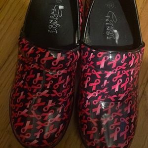 Comfort trendz cancer ribbon hospital shoes like new